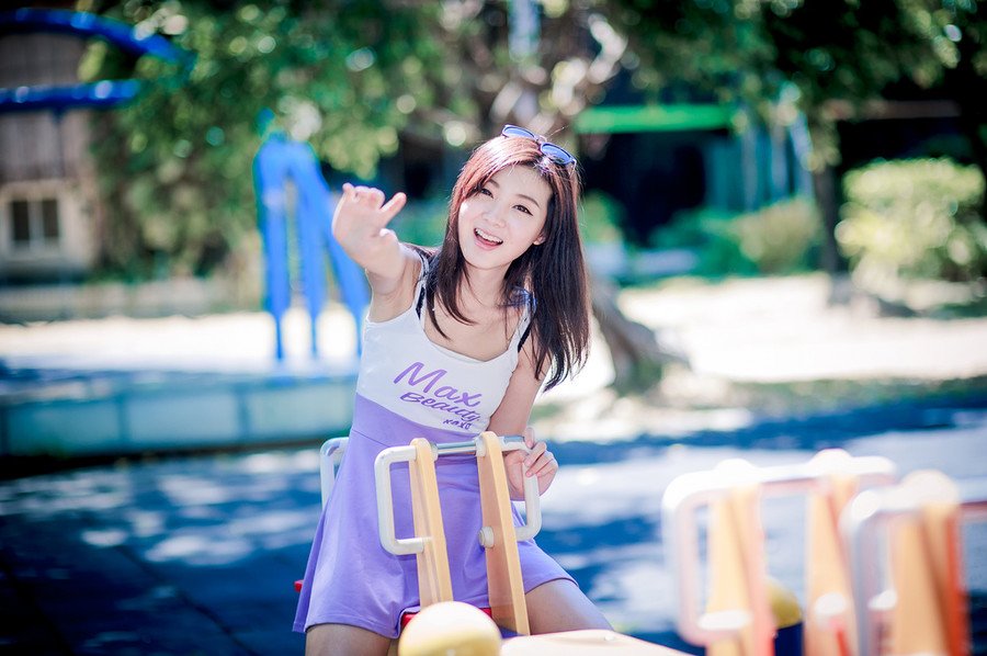 有一天友谊和爱情碰见。爱情问友谊：世上有我了，为什么还要有你的存在？友谊笑着说：爱情会让人们流泪，而友谊的存在就是帮人们擦干眼泪。朋友就是：偶尔会为你忧虑给你关心替你懆心想你开心逗你开心请你放心。